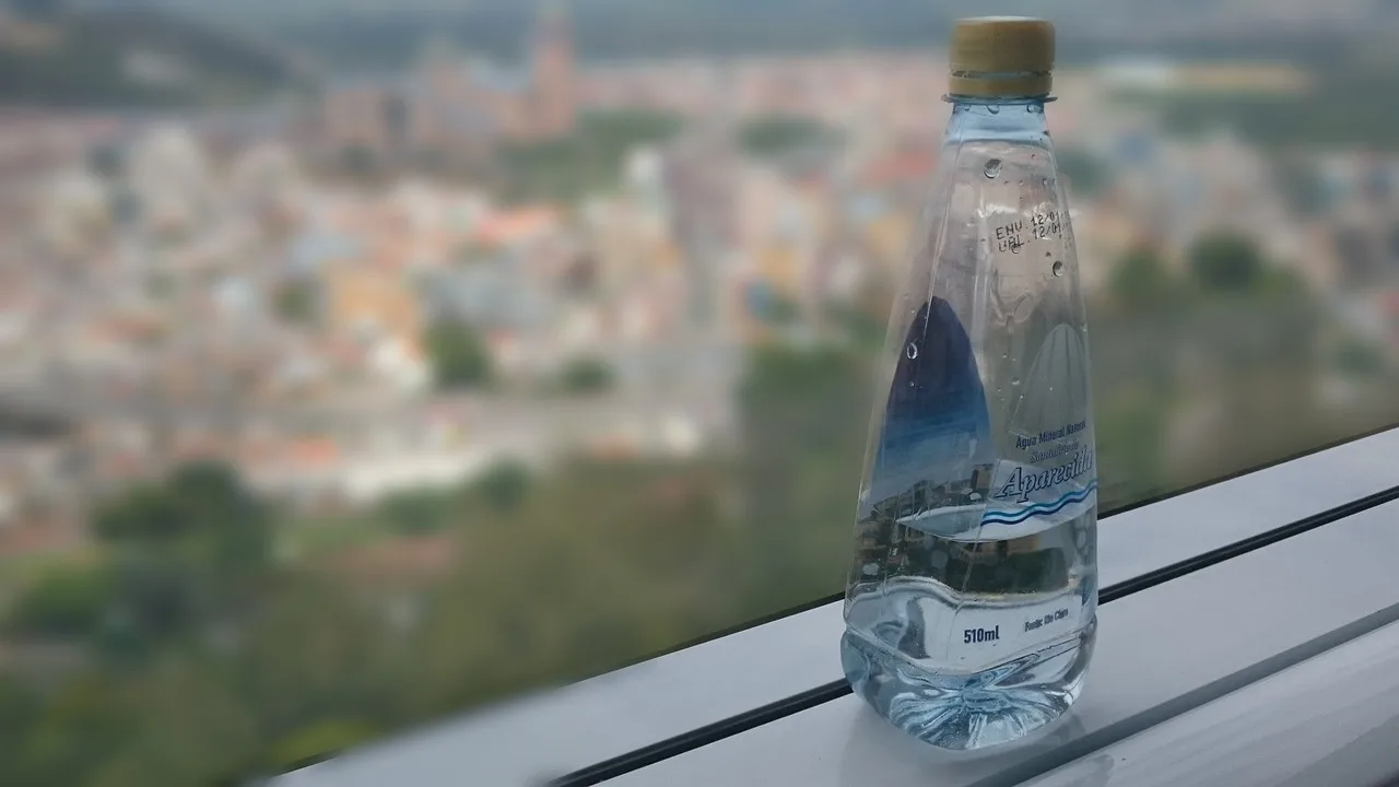 Immagine di una famiglia felice con bottiglie d'acqua, simbolo del bonus di 50 bottiglie gratuite annuali.