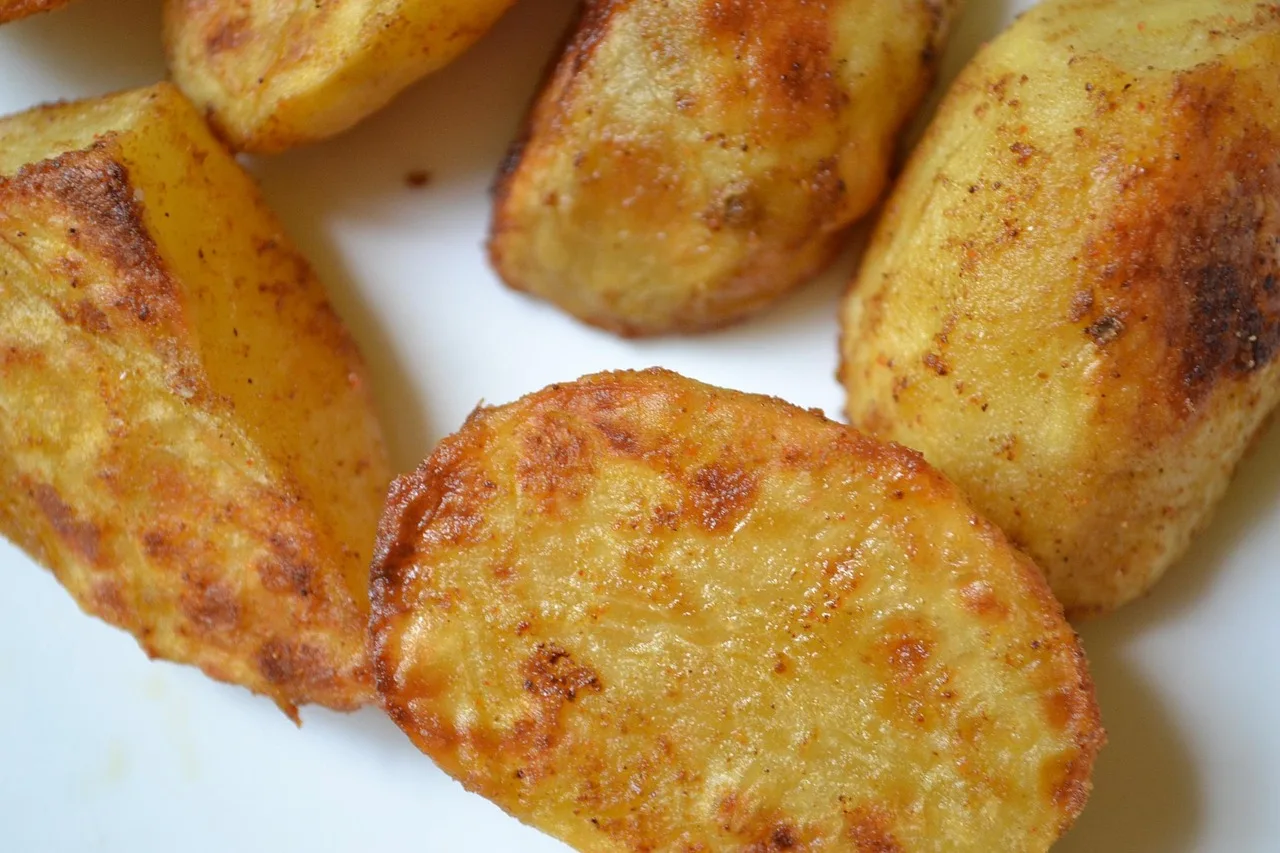 Patate al forno croccanti, dorate e senza olio, servite in un piatto elegante.